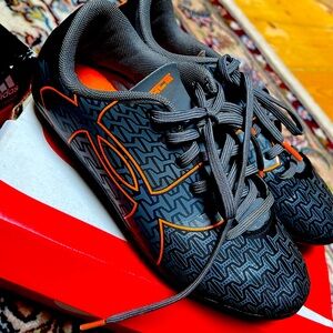 Under Armour soccer ⚽️shoes boys and girls size 1.5y